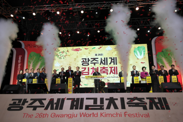 지난 2019년 열린 ‘제26회 광주세계김치축제’에서 이용섭(가운데) 광주시장이 행사 개막을 선언하고 있다. /사진 제공=광주시