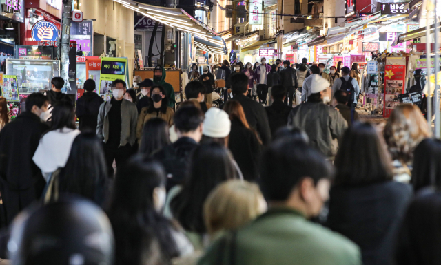 서울 마포구 홍대 앞 젊음의 거리가 시민들로 붐비고 있다./연합뉴스