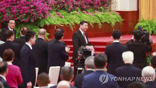 시진핑 중국 국가주석이 지난달 30일 중국 베이징 인민대회당에서 열린 국경절 리셉션에 입장하고 있다. [베이징=연합뉴스]