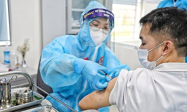 코로나19 백신을 맞는 하노이 시민 [VN익스프레스 사이트 캡처. 재판매 및 DB 금지]