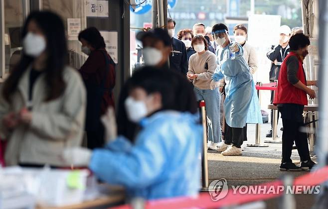 오늘도 바쁜 의료진 (서울=연합뉴스) 류영석 기자 = 신종 코로나바이러스 감염증(코로나19) 신규 확진자 수가 1천266명을 기록한 26일 오전 서울역 코로나19 선별진료소에서 의료진이 시민들을 안내하고 있다. 2021.10.26 ondol@yna.co.kr