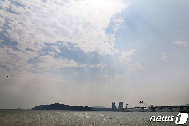 부산 해운대구 마린시티에서 바라 본 하늘이 푸르게 보이고 있다.© News1 여주연 기자