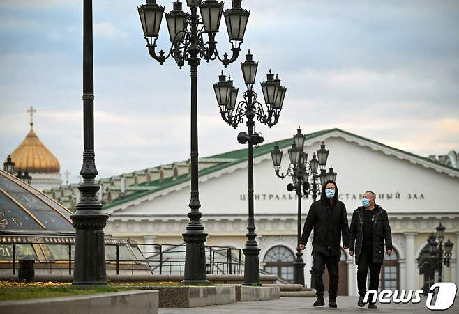 러시아 모스크바의 행인들이 마스크를 쓴 채 걷고 있다. © AFP=뉴스1