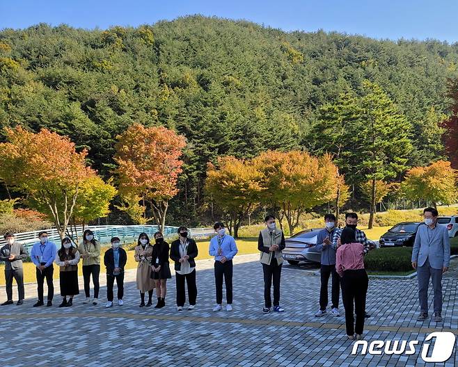 26일 태권도진흥재단이 퇴사 전 마지막 근무일인 이해인 주임에게 장미꽃을 전달하고 있다.(재단제공)2021.10.27/뉴스1