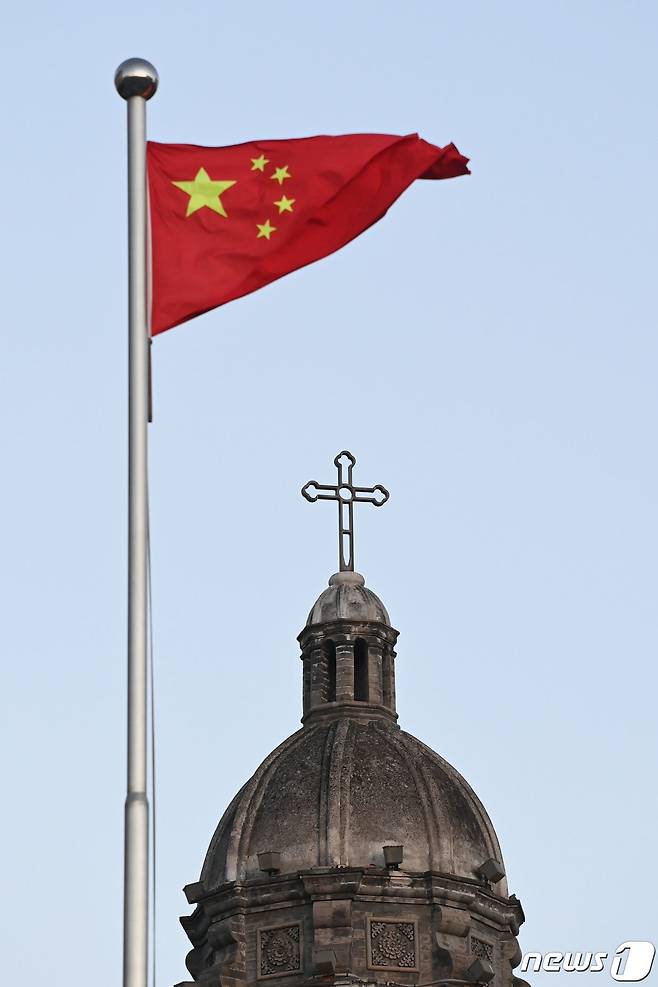 22일(현지시간) 중국 수도 베이징 소재 세인트 조지프 가톨릭교회 앞에 오성홍기가 펄럭이고 있다. 2020.10.22 © AFP=뉴스1