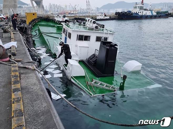 해경이 인근 해상에 오일펜스를 설치하고 잔존유 회수 작업을 실시하고 있다(부산해경 제공)© 뉴스1