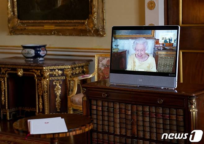 26일(현지시간) 퇴원 후 첫 공식일정으로 한국대사와 만난 엘리자베스 2세 영국 여왕 © AFP=뉴스1