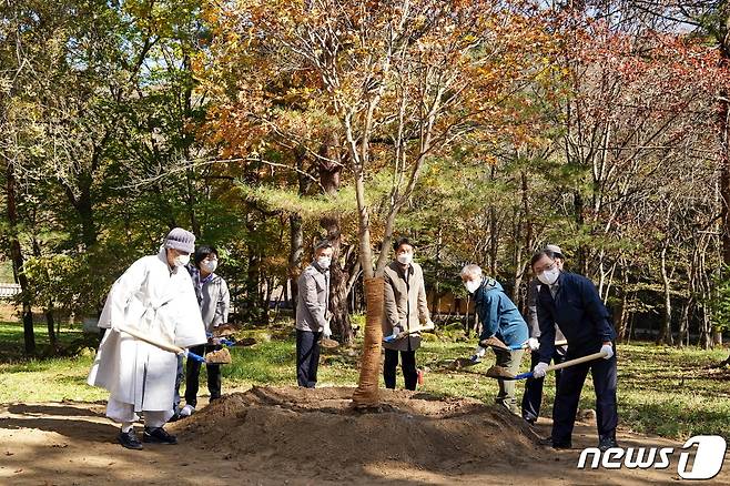 최병암 산림청장(맨 오른쪽)이 백담사 주지 삼조스님(맨 왼쪽), 최상기 인제군수 등 참석자들과 기념식수를 하고 있다. (산림청 제공) © 뉴스1