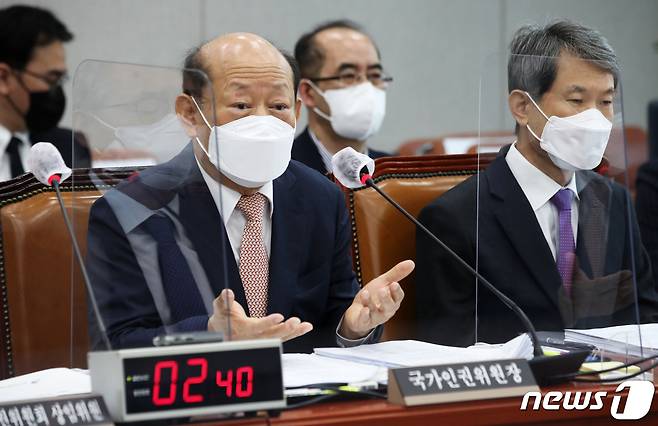 송두환 국가인권위원회 위원장이 27일 국회에서 열린 운영위원회의 국가인권위원회에 대한 국정감사에서 의원 질의에 답하고 있다. 2021.10.27/뉴스1 © News1 오대일 기자