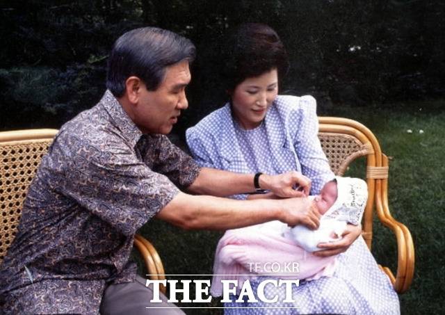 1992년 청와대 녹지원에서 외손녀 윤정을 품에 안은 노태우 전 대통령 부부. /서울신문
