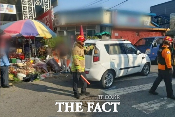 칠곡군 왜관읍의 한 전통시장 내 도로에서 소형 SUV 차량이 보행자 7명을 덮치는 사고가 나 구조 당국이 구조작업을 펼치고 있다. /칠곡=황진영 기자