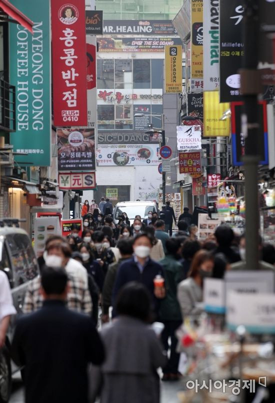 '단계적 일상회복(위드코로나)' 방역체계 전환을 앞둔 26일 서울 명동 거리가 점심식사를 하려는 시민들로 붐비고 있다. 정부는 다음달부터 시행될 방역체계에 식당·카페 등 생업시설 먼저 운영시간 제한 해제를 검토하고 있다./김현민 기자 kimhyun81@