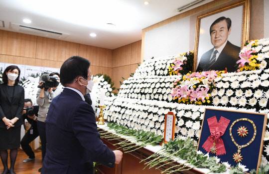 27일 서울대병원 장례식장에 마련된 노태우 전 대통령 빈소를 박병석 국회의장이 찾아 조문하고 있다. 사진공동취재단=연합뉴스.