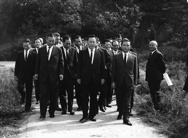 1966년 10월 6일 박정희 대통령(앞줄 맨 오른쪽)이 최형섭 한국과학기술연구소 초대 소장(앞줄 가운데) 등과 함께 기공식 참석 후 공사 예정지를 둘러보고 있다. <한국과학기술연구원 제공>
