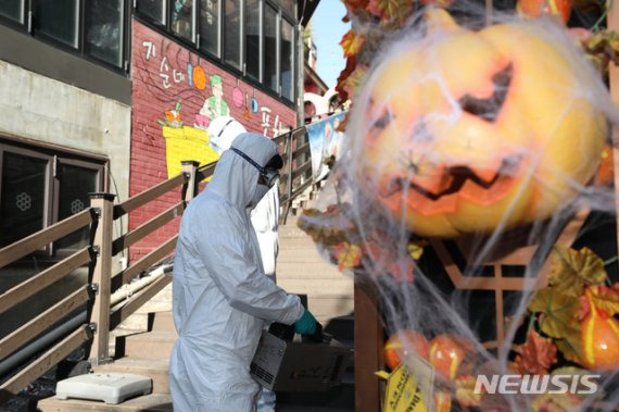 지난해 핼러윈 데이를 앞두고 방역당국 관계자들이 신종 코로나바이러스 감염증(코로나19) 확산 방지를 위한 방역활동을 벌이고 있다. 2020년 10월 29일 /사진=뉴시스