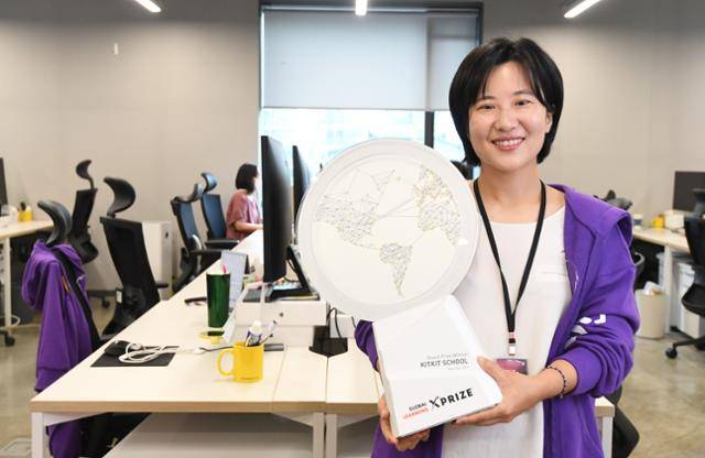 이수인 에누마 대표가 개발도상국의 문맹 퇴치를 위해 개발한 교육 소프트웨어로 2019년에 받은 글로벌러닝엑스프라이즈 우승패를 들어보이고 있다. 전세계 교육 스타트업이 참여한 이 대회에서 우승한 그는 일론 머스크 테슬라 CEO로부터 직접 상패를 받았다. 배우한 기자