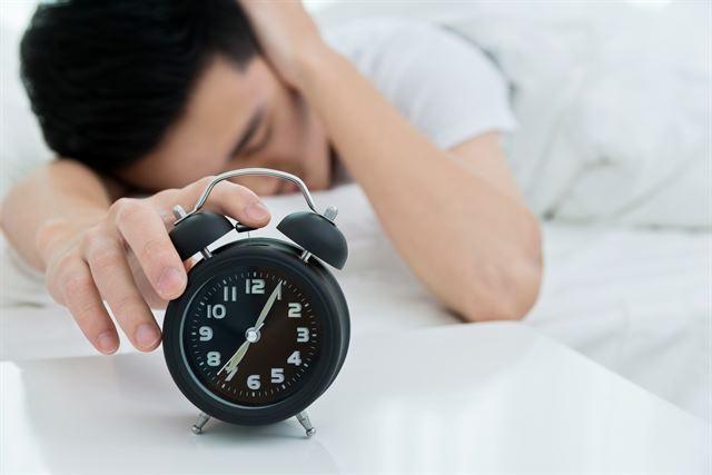 우리 국민의 수면 시간이 7시간 41분밖에 되지 않아 경제협력개발기구(OECD) 회원국 가운데 꼴찌를 기록할 정도로 잠이 부족하다. 게티이미지뱅크