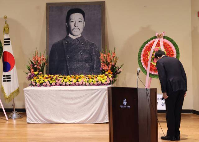 지난 26일 서울 중구 안중근의사기념관에서 열린 안중근 의사 하얼빈 의거 112주년 기념식에서 황기철 국가보훈처장이 묵념하고 있다. 연합뉴스