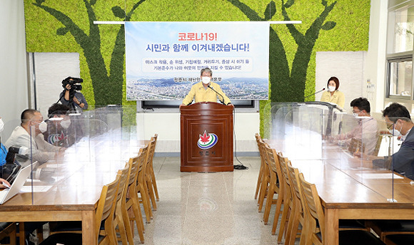 지난 26일 유진섭 정읍시장이  대회의실서 단계적 일상회복을 위한 발표를 하고 있다. [사진=정읍시]