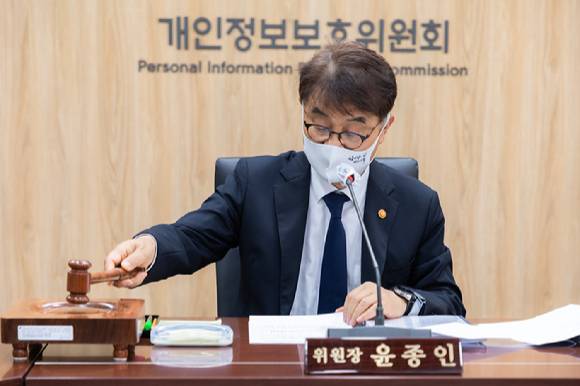 윤종인 개인정보위 위원장이 27일 정부청사에서 개최된 제17회 개인정보위 전체회의에서 의사봉을 두드리고 있다. [사진=개인정보위]