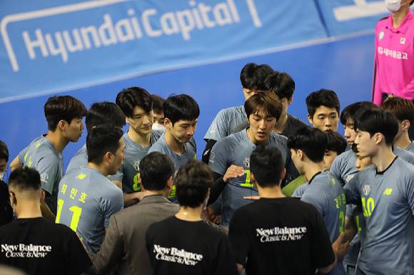 현대캐피탈은 27일 열린 대한항공과 홈 경기에서 풀세트까지 가는 접전 끝에 3-2로 이겨 3승 1패가 되며 V리그 남자부 1위를 지켰다. [사진=현대캐피탈 스카이워커스 배구단]