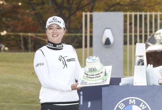 지난 24일 BMW 레이디스 챔피언십에서 우승한 고진영이 한국의 LPGA 투어 200승을 기념하는 케이크를 들었다. 1988년 구옥희의 우승 이후 33년 만에 이룬 쾌거다. 송봉근 기자