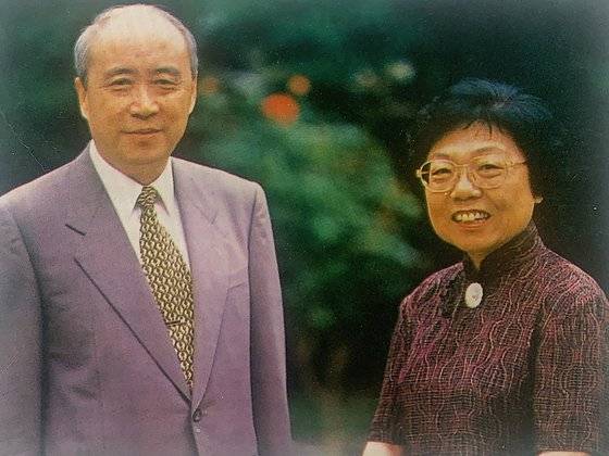 장팅옌(張庭延·85) 초대 주한 중국 대사(1992~1998년 재임)와 탄징(譚靜) 부부. 장팅옌 대사는 중국 외교부 아주사 부국장, 탄징 여사는 아주사 1등 서기관으로 1992년 한·중 수교 중국측 협상단에 참가했다. [사진 출처 『출사한국(出使韓國)』, 2004, 산둥대출판사]