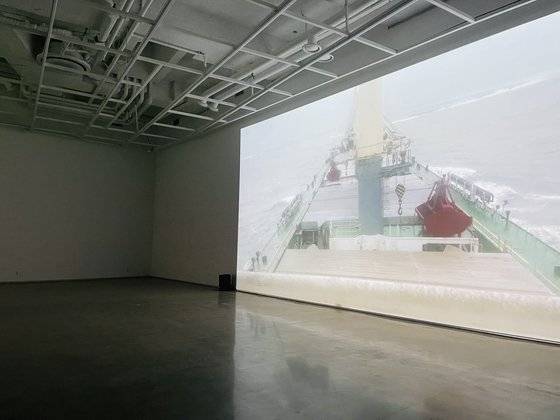 김규림 작가의 1채널 영상 '운송중'의 한 장면. 11분 22초. 2020. [사진 이은주]