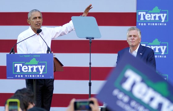 지난 23일(현지시간) 버락 오바마 전 미국 대통령(왼쪽)이 버지니아 리치먼드 커먼웰스대에서 열린 민주당 주지사 후보의 유세 현장을 찾아 지지 연설을 하고 있다. [로이터=연합뉴스]