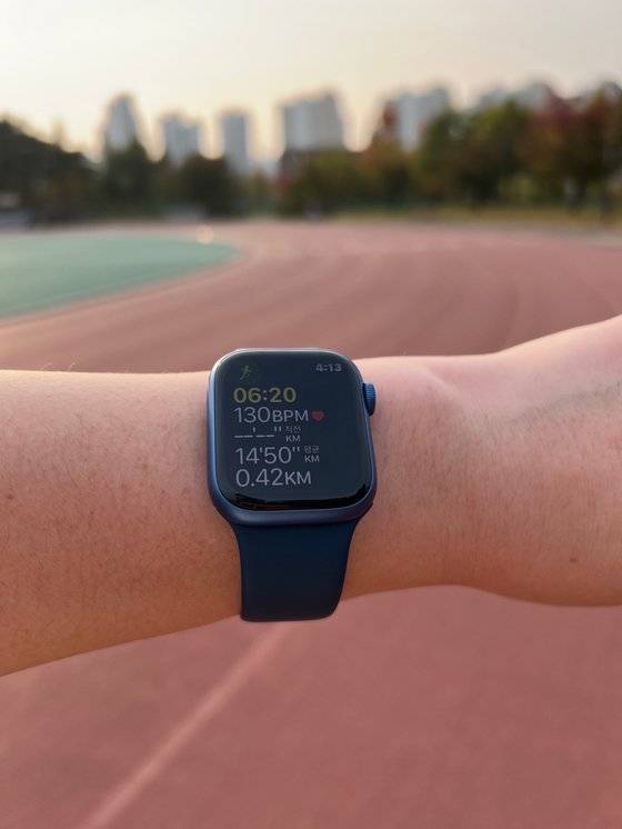 이달 출시된 애플 워치 7을 열흘간 써봤다. 운동 감지와 측정 기능 등에서 경쟁사 대비 우수한 성능을 보여줬다. 김경진 기자