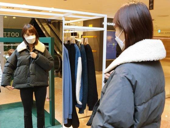 10월 깜짝 한파와 단계적 일상 회복 시기가 맞물리면서 의류 시장에도 활기가 돌고 있다. 사진 롯데백화점