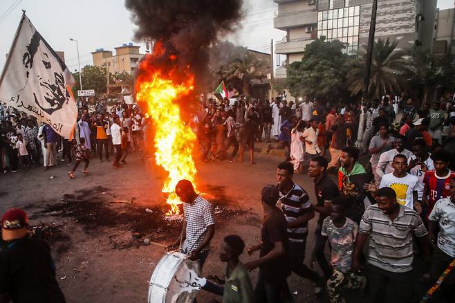 수단 시민들이 26일(현지시간) 하르툼의 거리에서 쿠데타를 일으킨 군부에 저항하는 시위를 벌이고 있다. 하르툼|EPA연합뉴스