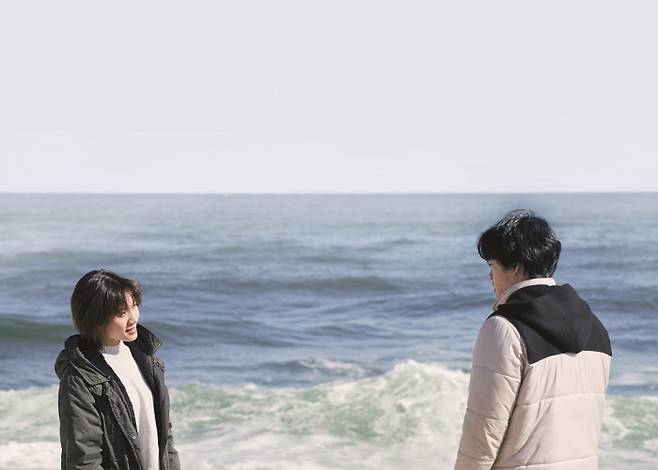 영화 <당신은 믿지 않겠지만>의 한 장면. 한국과 일본의 가족은 강릉의 바닷가에 도착한다.      디오시네마 제공