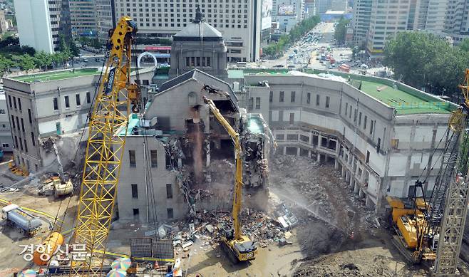 서울시는 2008년 8월26일 옛 서울시청 본관 태평홀을 기습적으로 철거했다.|경향신문 자료사진