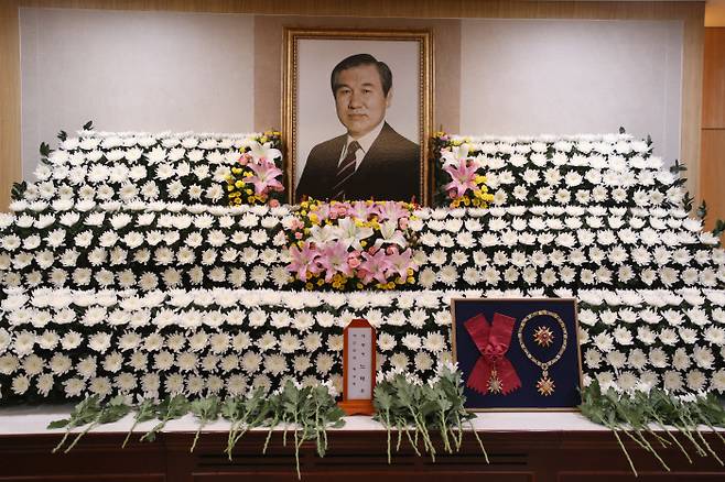 27일 서울대병원 장례식장에 마련된 노태우 전 대통령 빈소에 무궁화대훈장이 놓여있다. 사진공동취재단