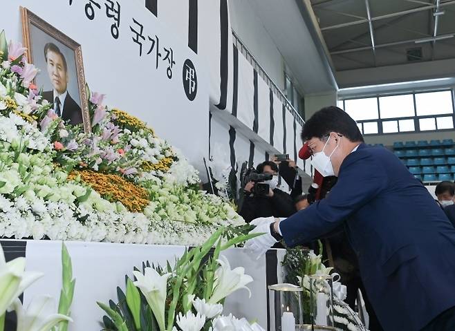 권영진 대구시장은 27일 두류공원 안병근올림픽기념유도관에 설치된 고 노태우 전 대통령 분향소를 찾아 깊은 애도를 표했다. (대구시 제공) 2021.10.27