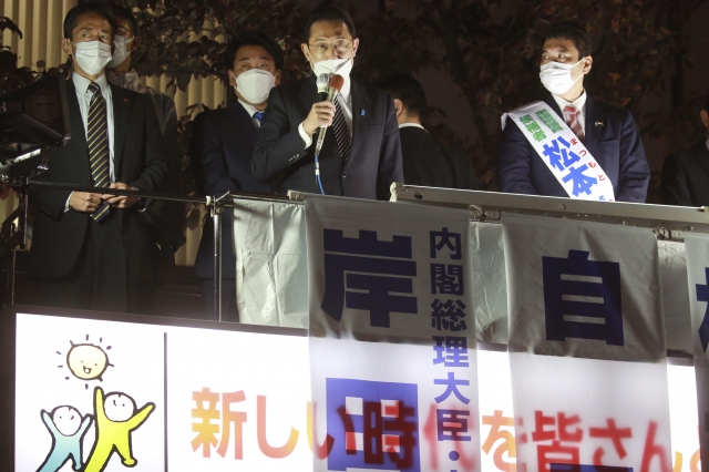 기시다 후미오 일본 총리가 지난 26일 도쿄의 한 거리에서 유세트럭 위에 올라타 집권 자유민주당 후보 지지유세를 하고 있다. 자민당이 의석 일부를 잃게 될 것이 확실시되면서 여야 모두 이번 선거에 사활을 걸었다. AP뉴시스