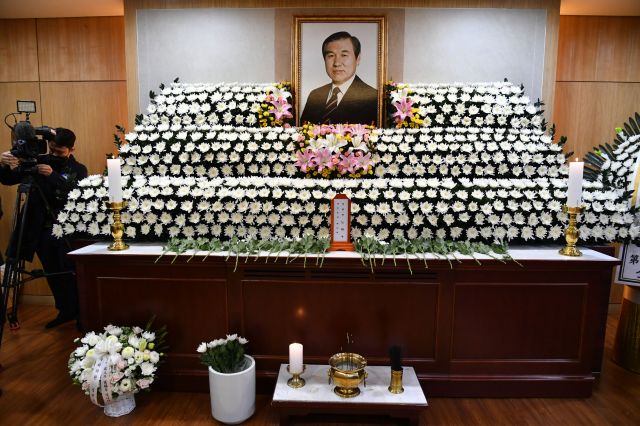 노태우 전 대통령이 향년 89세를 일기로 사망한 가운데 27일 빈소가 마련된 서울대병원 장례식장에서 조문이 시작되고 있다. 사진공동취재단