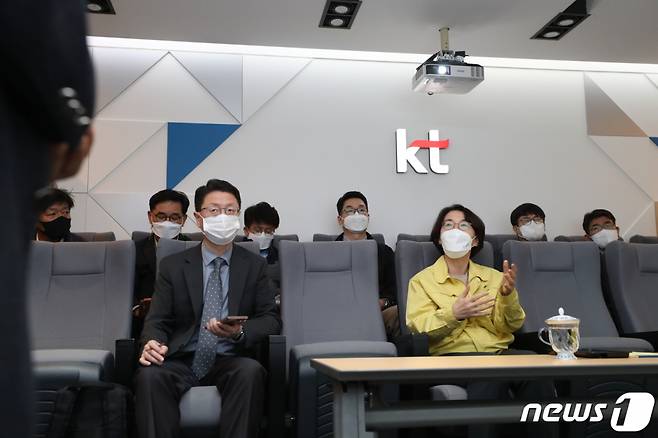 (서울=뉴스1) = 임혜숙 과학기술정보통신부 장관이 26일 오후 KT 네트워크관제센터를 방문, 이철규 KT 부사장으로부터 인터넷 장애 관련 원인 및 재발방지 대책 등의 설명을 듣고 있다. (과학기술정보통신부 제공) 2021.10.26/뉴스1