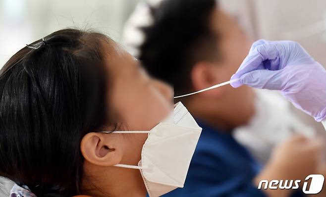 대전의 한 초등학교에서 학생들이 신종 코로나바이러스 감염증(COVID-19) 검사를 받고 있다./사진=뉴스1
