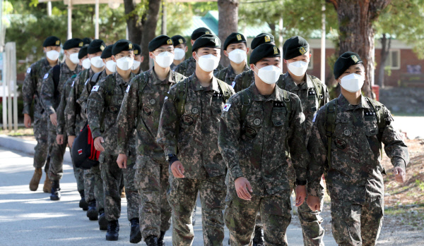 육군 장병들이 소대 단위별 단체휴가 출발을 위해 이동하는 모습. 국방일보 제공