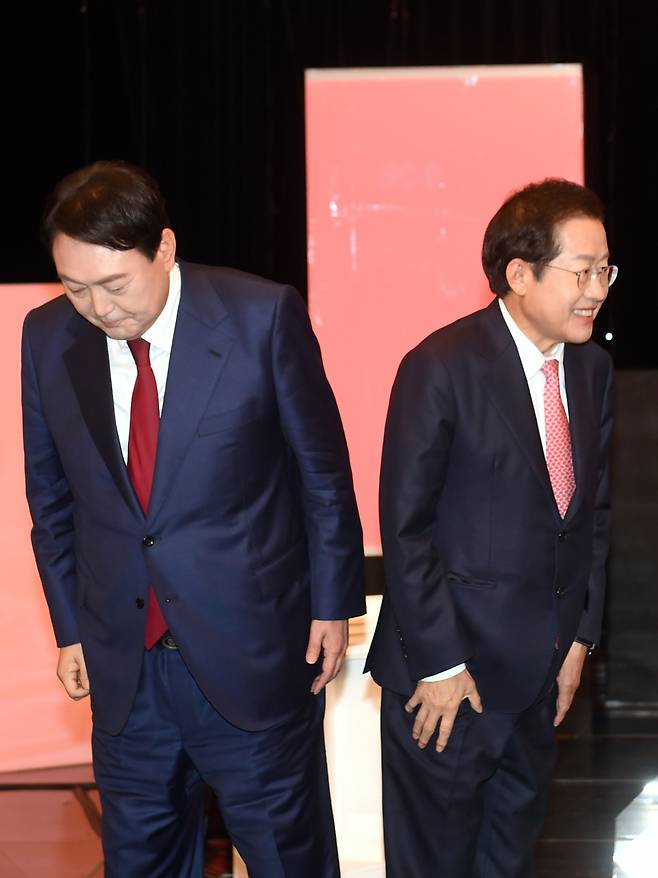 국민의힘 대선 경선 후보인 윤석열 전 검찰총장과 홍준표 의원이 지난 25일 오후 대전시 서구 만년동 KBS대전방송총국에서 열린 국민의힘 대전·세종·충남·충북지역 대선 경선 후보 합동토론회에 참석하고 있다. [연합]