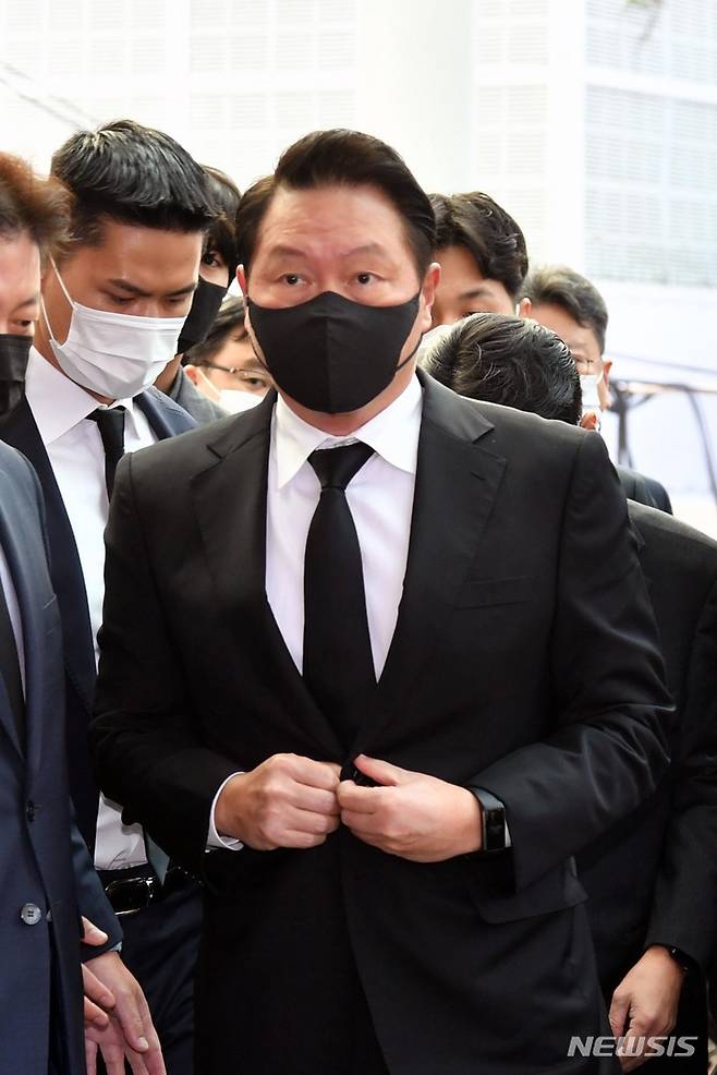 [서울=뉴시스] 사진공동취재단 = 최태원 SK그룹 회장이 27일 오전 고(故) 노태우 전 대통령 빈소를 조문하기 위해 서울 종로구 서울대병원 장례식장으로 들어서고 있다. 2021.10.27. photo@newsis.com