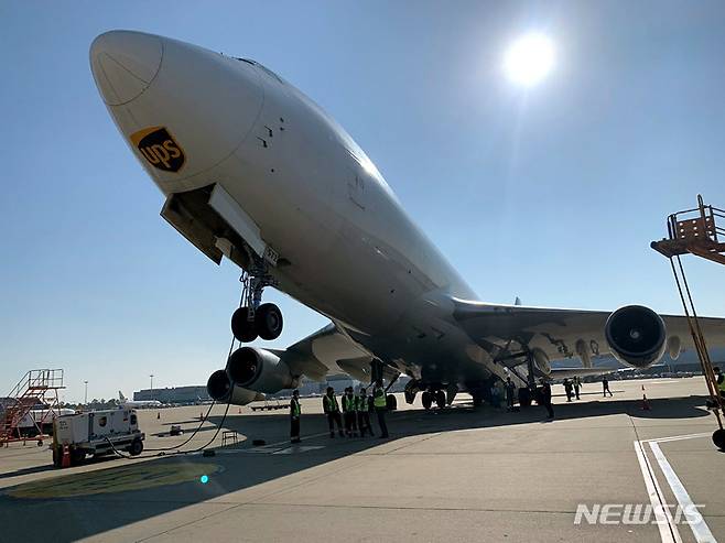 [인천공항=뉴시스] 홍찬선 기자 = 27일 오전 9시56분께 인천공항 화물계류장에서 UPS 화물기 뒷바퀴 2곳이 접히면서 화물기 앞부분이 들리는 사고가 발생했다. 사진은 해당 화물기의 사고 모습. (사진=독자 제공) 2021.10.27. photo@newsis.com *재판매 및 DB 금지