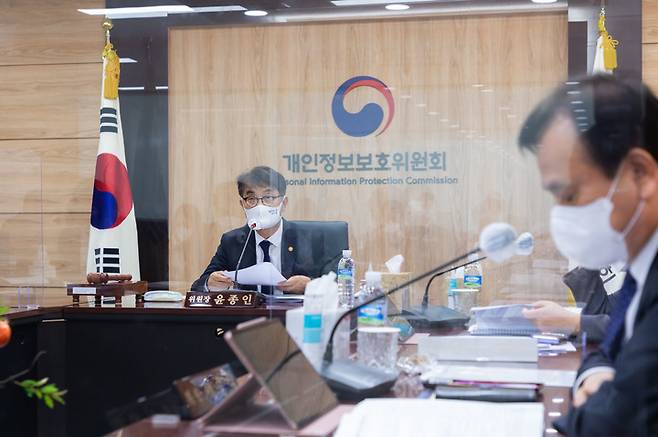 [서울=뉴시스] 전진환 기자 = 윤종인 개인정보보호위원회 위원장이 10월 27일 오후 서울 종로구 정부청사에서 개최된 제17회 개인정보보호위원회 전체회의에서 모두발언을 하고 있다. (사진=개인정보보호위원회 제공) 2021.10.27. photo@newsis.com *재판매 및 DB 금지