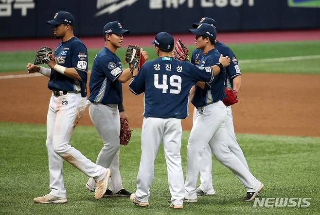 [서울=뉴시스] 김선웅 기자 = 14일 오후 서울 구로구 고척스카이돔에서 열린 2021 프로야구 NC 다이노스와 키움 히어로즈의 경기, 8:4로 승리를 거둔 NC 선수들이 승리의 기쁨을 나누고 있다. 2021.10.14. mangusta@newsis.com