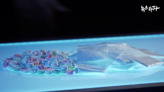 향정신성의약품인 엑스터시는 왼쪽처럼 사탕 모양, 케타민은 오른쪽처럼 가루 형태로 시중에 유통된다.(사진은 연출된 것으로 실제 마약과는 무관)