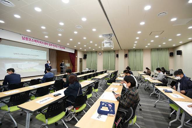 전북 남원시가 설립하고 남원시화장품산업지원센터가 위탁·운영하게 되는 '남원코스메틱비즈센터'가 내년 6월 준공에 앞서 26일부터 입주기업을 모집한다. 남원시 제공