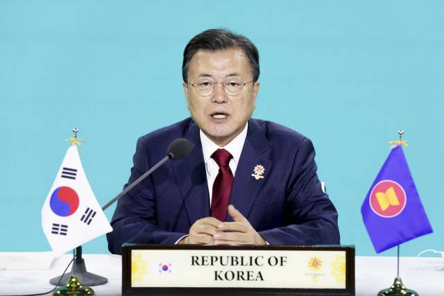 문재인 대통령이 27일 청와대 충무실에서 열린 아세안+3 화상 정상회의에서 발언하고 있다. /연합뉴스