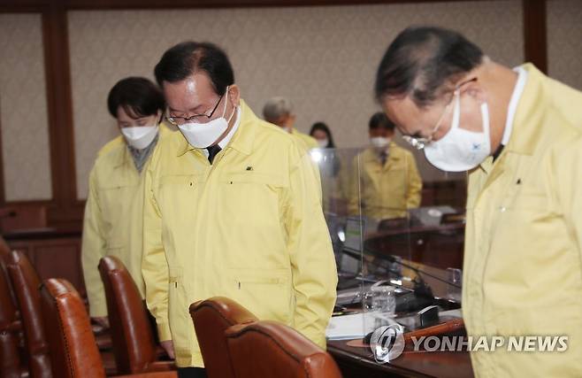 묵념하는 김부겸 총리 (서울=연합뉴스) 김승두 기자 = 김부겸 국무총리가 27일 정부서울청사에서 열린 을지 국무회의 겸 제46회 국무회의에서 지난 26일 사망한 노태우 전 대통령 추모 묵념을 하고 있다. 2021.10.27 kimsdoo@yna.co.kr